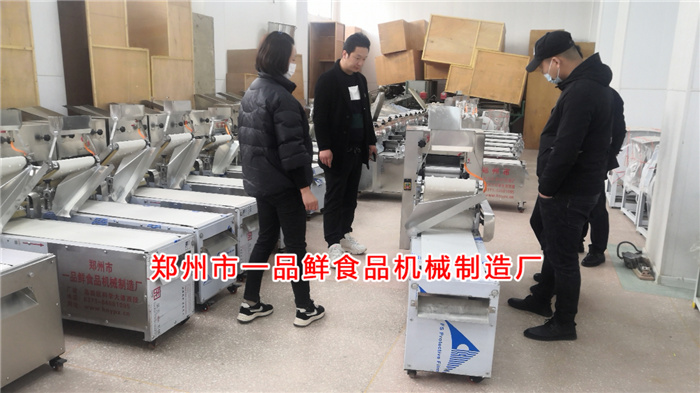 客戶(hù)考察面館用燴面機(jī)