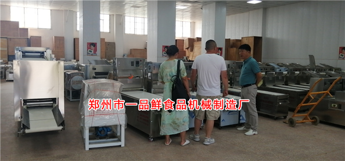 四川老客戶(hù)考察燴面機(jī)流水線